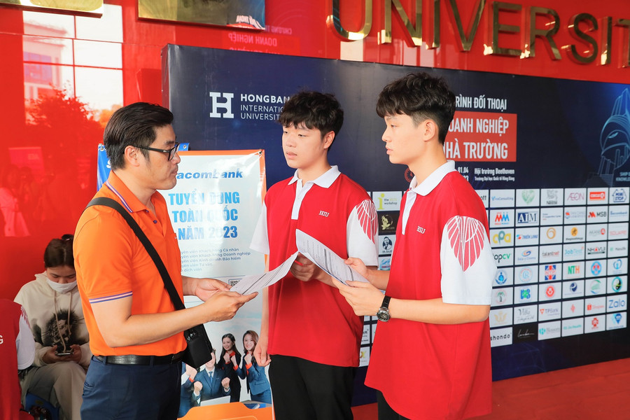 Sinh viên HIU tham gia Ngày hội việc làm được tổ chức ngay tại nhà trường. Sinh viên HIU tham gia Ngày hội việc làm được tổ chức ngay tại nhà trường.