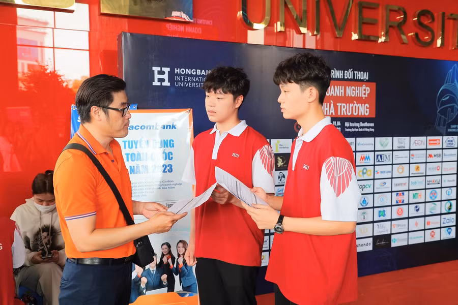 Sinh viên HIU tham gia Ngày hội việc làm được tổ chức ngay tại nhà trường.