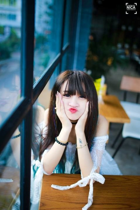 9X cười đùa nói: “Chắc có thể mọi người thấy mình hòa đồng, vui tính, dễ thương nên bản thân Vân mới được quan tâm nhiều đến như vậy”. 9X cười đùa nói: “Chắc có thể mọi người thấy mình hòa đồng, vui tính, dễ thương nên bản thân Vân mới được quan tâm nhiều đến như vậy”.