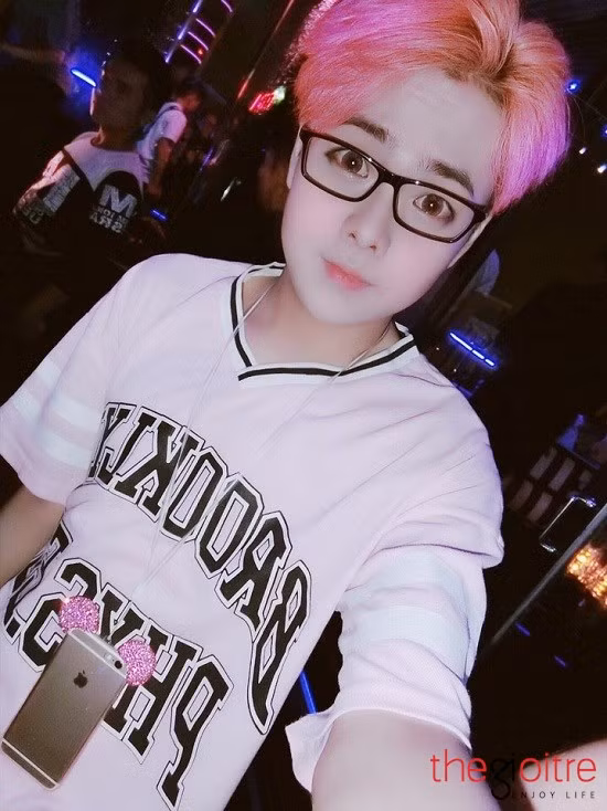 Trong 3 ngày ở nhà, Hưng chỉ xuay quanh việc ngủ, lướt facebook và xem cập nhật trạng thái của bạn bè.