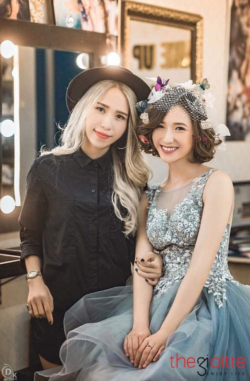 Đến với nghề mới hơn một năm nhưng Hương đã mở được cửa hàng trang điểm riêng cho bản thân, cô không ngần ngại tiết lộ mức thủ nhập "khủng" 100 triệu đồng mỗi tháng của mình. Đến với nghề mới hơn một năm nhưng Hương đã mở được cửa hàng trang điểm riêng cho bản thân, cô không ngần ngại tiết lộ mức thủ nhập "khủng" 100 triệu đồng mỗi tháng của mình.