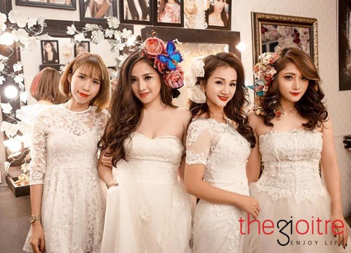 Với gu thẩm mỹ và phong cách trang điểm độc đáo, Hương được nhiều nhân vật đình đám Hà thành tin tưởng như: Trâm Anh, Mờ Naive, Quỳnh Anh... Với gu thẩm mỹ và phong cách trang điểm độc đáo, Hương được nhiều nhân vật đình đám Hà thành tin tưởng như: Trâm Anh, Mờ Naive, Quỳnh Anh...