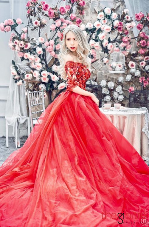 Chia sẻ về dự định tương lai, Hương cho biết cô mong muốn sẽ mở thêm một số cơ sở nữa với quy mô lớn nhằm phục vụ tốt hơn cho khách hàng. Chia sẻ về dự định tương lai, Hương cho biết cô mong muốn sẽ mở thêm một số cơ sở nữa với quy mô lớn nhằm phục vụ tốt hơn cho khách hàng.