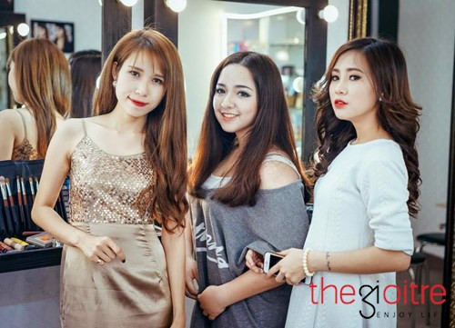 Sở hữu vẻ ngoài xinh đẹp không hề thua kém bất kì hot girl nào, trang mạng xã hội của Hương Chanel (bên trái)thu hút hàng chục ngàn lượt theo dõi. Sở hữu vẻ ngoài xinh đẹp không hề thua kém bất kì hot girl nào, trang mạng xã hội của Hương Chanel (bên trái)thu hút hàng chục ngàn lượt theo dõi.