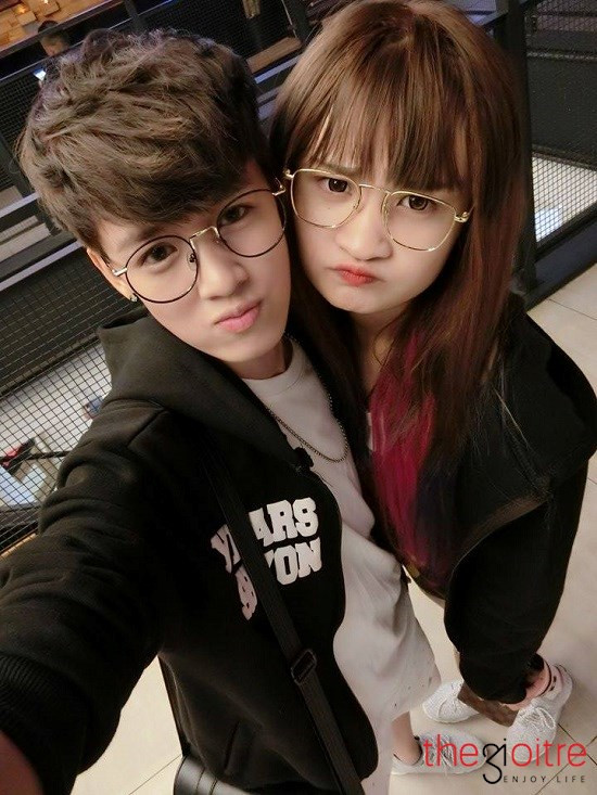 Cô cũng bày tỏ thêm: “Hai đứa con gái yêu nhau vẫn hạnh phúc lắm. Mình không quan tâm những lời kì thị, chỉ cần bản thân hạnh phúc là đủ rồi!” Cô cũng bày tỏ thêm: “Hai đứa con gái yêu nhau vẫn hạnh phúc lắm. Mình không quan tâm những lời kì thị, chỉ cần bản thân hạnh phúc là đủ rồi!”