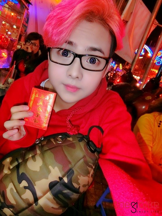 Vì vậy, khác với những bạn trẻ khác, ngày Tết, Hưng chưa nhận được đồng tiền lì xì nào.