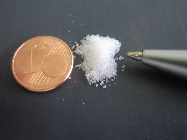  Chất độc Kali xyanua (màu trắng) có hình dạng giống đường ăn. 