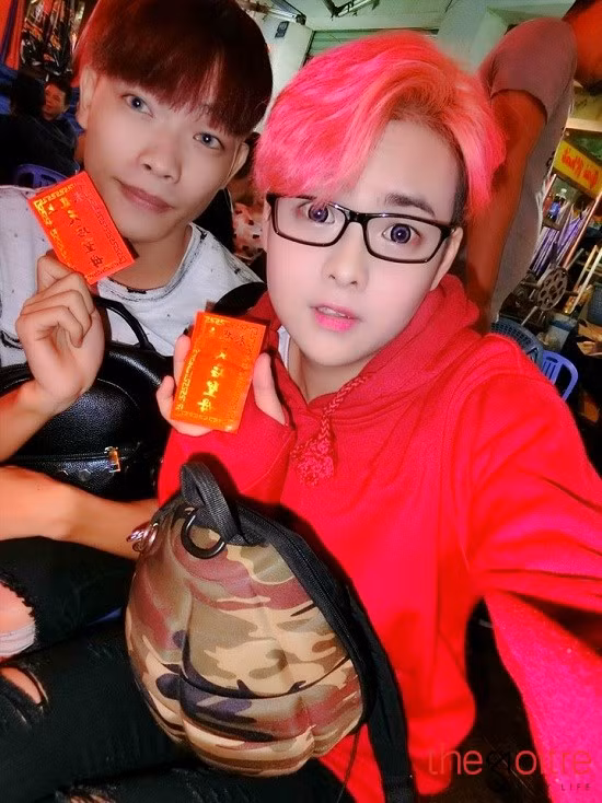 Kể từ ngày mồng 1 Tết Bính Thân 2016, Lê Quang Hưng - 9x bán hàng giỏi tại Sài Thành lại chọn cho mình một hình thức đón Tết "không giống ai" trong ngày Tết. 3 ngày, từ mùng 1 đến mùng 3 Tết Âm lịch, Quang Hưng chưa bước ra khỏi nhà dù chỉ một lần.