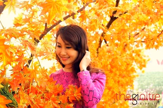 Cô gây chú ý nhờ vẻ ngoài duyên dáng, cùng gương mặt xinh xắn.