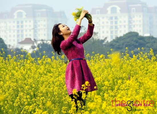 Từ thời sinh viên, MC Nhật Minh đã thường xuyên tham gia các hoạt động do nhà trường tổ chức như: hát, múa,... Đặc biệt, từ khi đoạt giải nhất cuộc thi “Kể chuyện về Tấm gương Đạo đức Hồ Chí Minh” cấp trường, được thầy cô phát hiện ra chất giọng phù hợp để làm MC, từ đó, cô được giao nhiệm vụ dẫn chương trình cho các hoạt động của nhà trường.