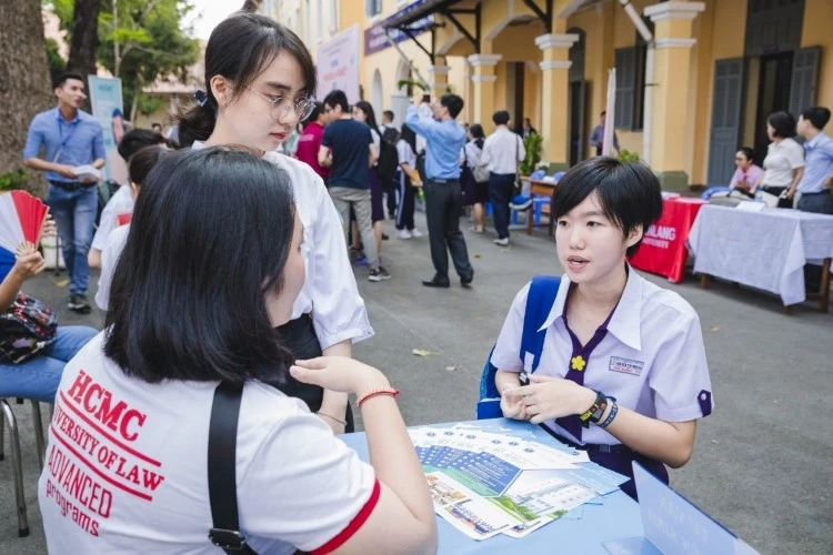 Một học sinh đang tư vấn thông tin vào Trường ĐH Luật TPHCM