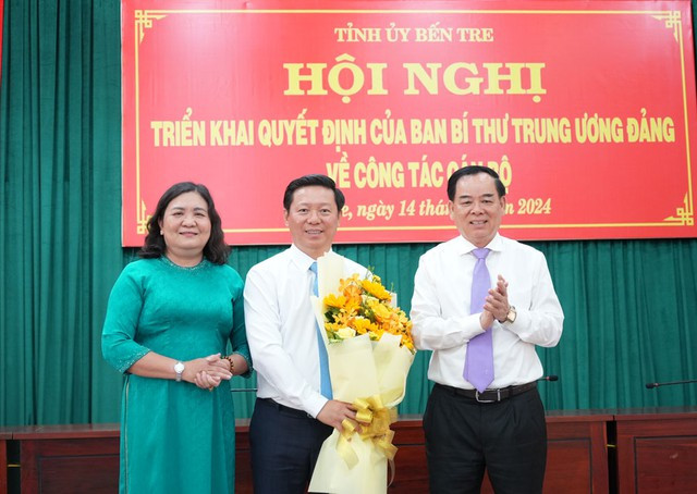 Thường trực Tỉnh ủy tặng hoa chúc mừng ông Trần Thanh Lâm. Thường trực Tỉnh ủy tặng hoa chúc mừng ông Trần Thanh Lâm.