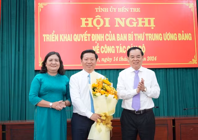 Thường trực Tỉnh ủy tặng hoa chúc mừng ông Trần Thanh Lâm.