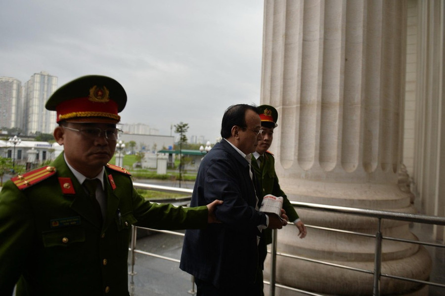 Bị cáo Đỗ Anh Dũng, Chủ tịch Tân Hoàng Minh được dẫn giải tới toà, sáng 19/3. Bị cáo Đỗ Anh Dũng, Chủ tịch Tân Hoàng Minh được dẫn giải tới toà, sáng 19/3.