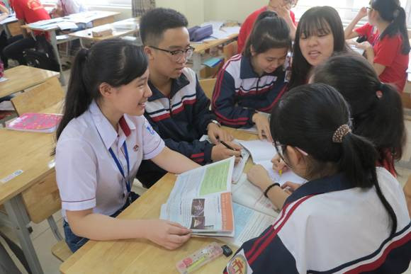 Em Trịnh Mai Anh (bên trái, áo đồng phục trắng cộc tay) với các bạn cùng lớp.