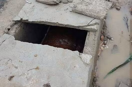 Ngôi mộ không còn nguyên vẹn sau khi những tên trộm "ghé thăm".