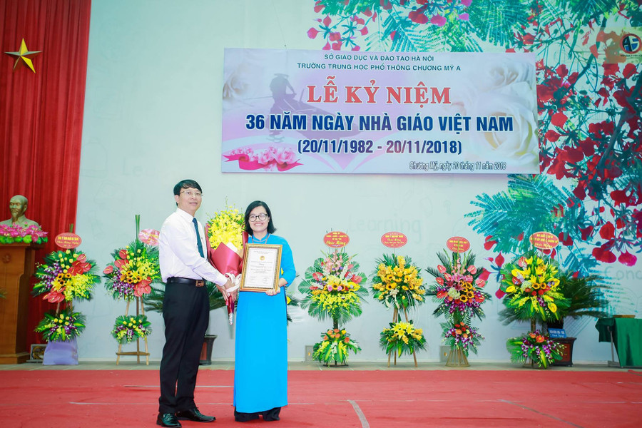 Cô Nguyễn Thị Minh Nguyệt được vinh danh là “Nhà giáo Hà Nội tâm huyết sáng tạo” dịp 20/11/2018. Ảnh: Nhân vật cung cấp Cô Nguyễn Thị Minh Nguyệt được vinh danh là “Nhà giáo Hà Nội tâm huyết sáng tạo” dịp 20/11/2018. Ảnh: Nhân vật cung cấp