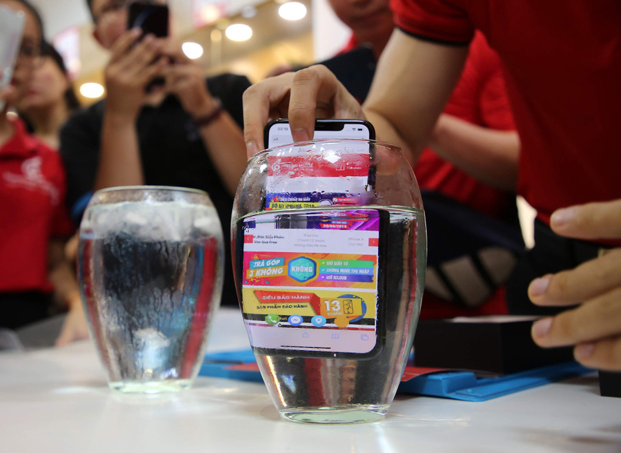 Việc "mổ" iPhone 11 sẽ khiến chiếc điện thoại này bớt “sốt”.