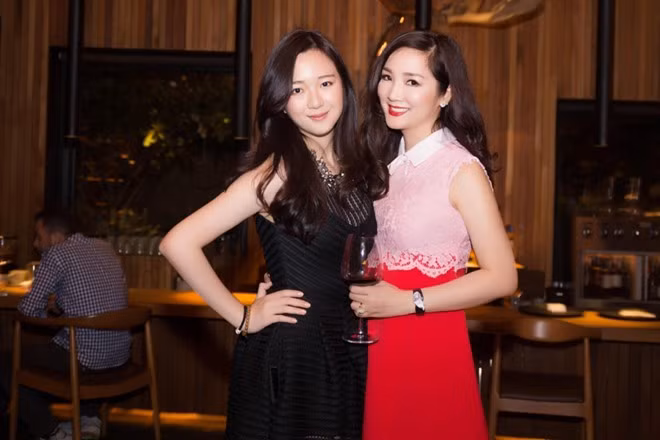 Những cặp mẹ con xinh đẹp nổi tiếng, giàu có và học thức khiến bao người ước ao ảnh 14 Những cặp mẹ con xinh đẹp nổi tiếng, giàu có và học thức khiến bao người ước ao ảnh 14