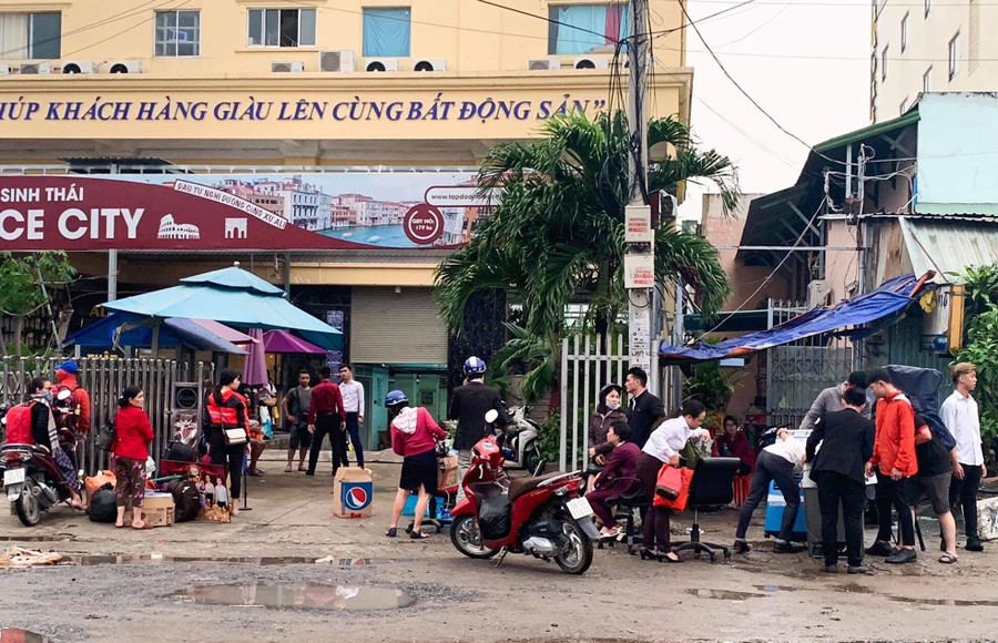 Nhân viên Công ty Alibaba dọn đồ khỏi trụ sở ngày 23/9. Ảnh: CTV Nhân viên Công ty Alibaba dọn đồ khỏi trụ sở ngày 23/9. Ảnh: CTV