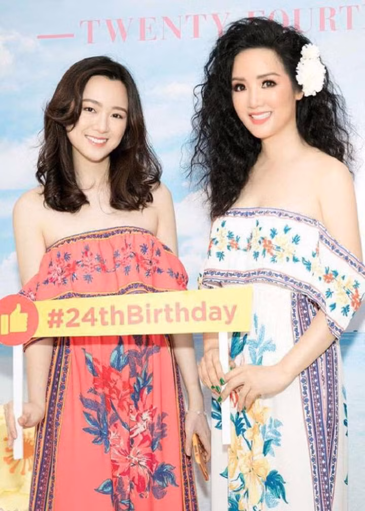 Những cặp mẹ con xinh đẹp nổi tiếng, giàu có và học thức khiến bao người ước ao ảnh 13 Những cặp mẹ con xinh đẹp nổi tiếng, giàu có và học thức khiến bao người ước ao ảnh 13