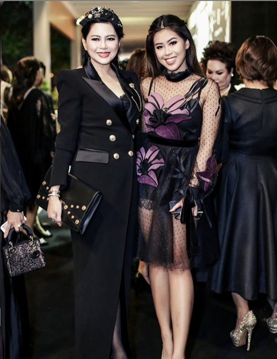 Những cặp mẹ con xinh đẹp nổi tiếng, giàu có và học thức khiến bao người ước ao ảnh 2 Những cặp mẹ con xinh đẹp nổi tiếng, giàu có và học thức khiến bao người ước ao ảnh 2