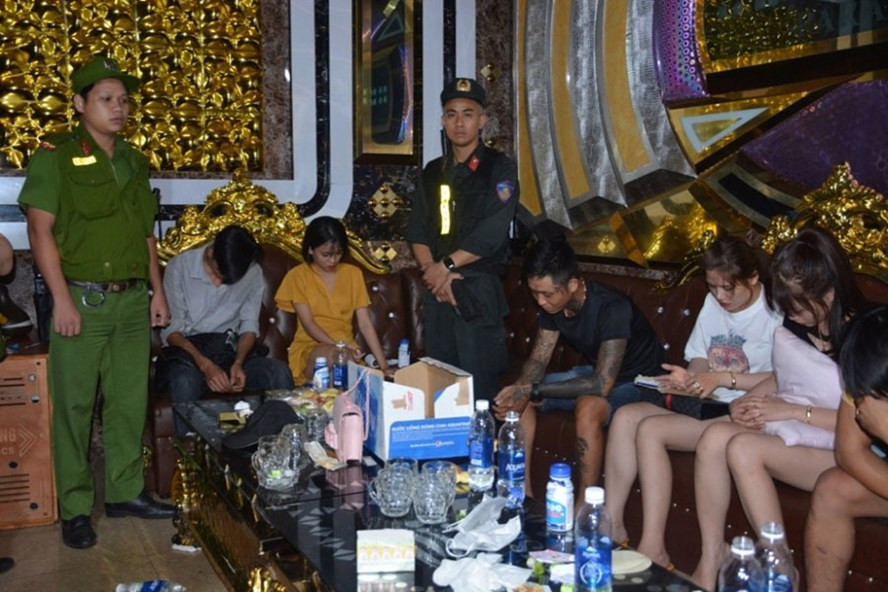 Ngày 22/9, Công an tỉnh Quảng Nam bắt quả tang nhiều khách và nhân viên dương tính với ma tuý tại quán karaoke Paradise địa chỉ số 135-137 Lê Lợi, phường An Mỹ, TP.Tam Kỳ.