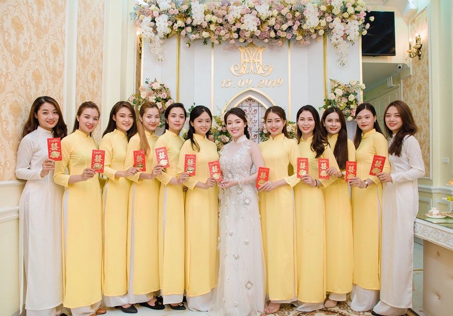 Ngày 15/9 vừa qua, nữ giảng viên xinh đẹp Âu Hà My đã chính thức tổ chức lễ ăn hỏi cùng bạn trai hot boy Nguyễn Trọng Hưng. Dù đám hỏi đã qua gần 10 ngày nhưng mới đây người trong cuộc mới hé lộ toàn cảnh ngày trọng đại.