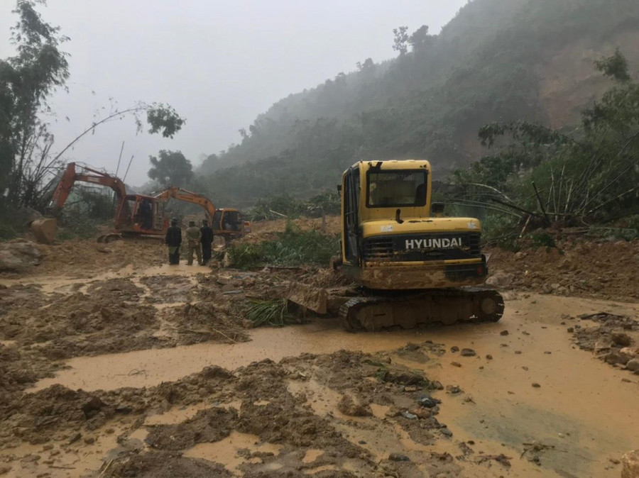 Sáng 14/10, địa bàn huyện Trà Bồng bắt đầu xuất hiện mưa lớn.