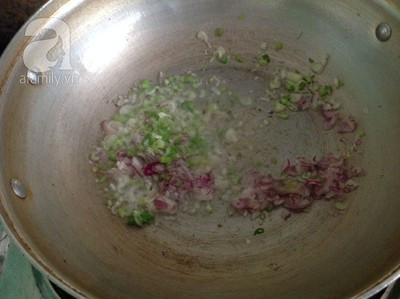 Bắt chảo dầu nóng cho hành vào phi thơm. Bắt chảo dầu nóng cho hành vào phi thơm.