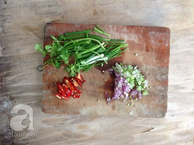 Hành lá và hành khô băm nhuyễn, chừa một ít hành để cắt khúc. Hành lá và hành khô băm nhuyễn, chừa một ít hành để cắt khúc.
