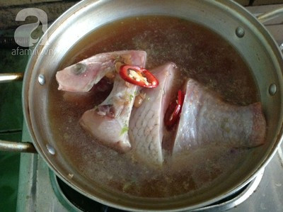 Cho cá diêu hồng kết hợp 2 bát ăn cơm nước lọc, nấu trên lửa nhỏ 20 phút và nêm gia vị cho vừa ăn. Cho cá diêu hồng kết hợp 2 bát ăn cơm nước lọc, nấu trên lửa nhỏ 20 phút và nêm gia vị cho vừa ăn.