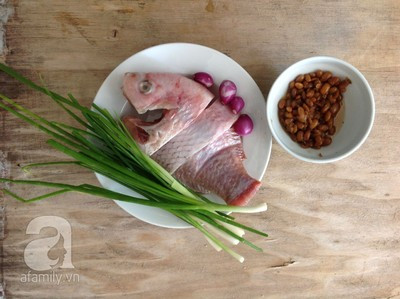 Bạn cần chuẩn bị những nguyên liệu sau cho món cá kho tương: - 1 con cá diêu hồng (400gr - 500gr) - 200gr tương hột - Hành lá, hành khô, ớt Bạn cần chuẩn bị những nguyên liệu sau cho món cá kho tương: - 1 con cá diêu hồng (400gr - 500gr) - 200gr tương hột - Hành lá, hành khô, ớt