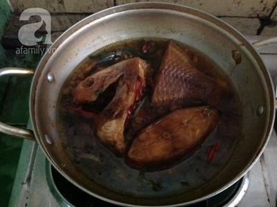 Kho cá đến khi nước gần cạn thì tắt bếp, rắc hành lá cắt khúc và ớt dùng chung với cơm. Kho cá đến khi nước gần cạn thì tắt bếp, rắc hành lá cắt khúc và ớt dùng chung với cơm.