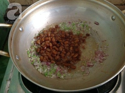 Tiếp đến cho tương hột vào xào đều đến khi những hạt tương bắt đầu mềm. Tiếp đến cho tương hột vào xào đều đến khi những hạt tương bắt đầu mềm.