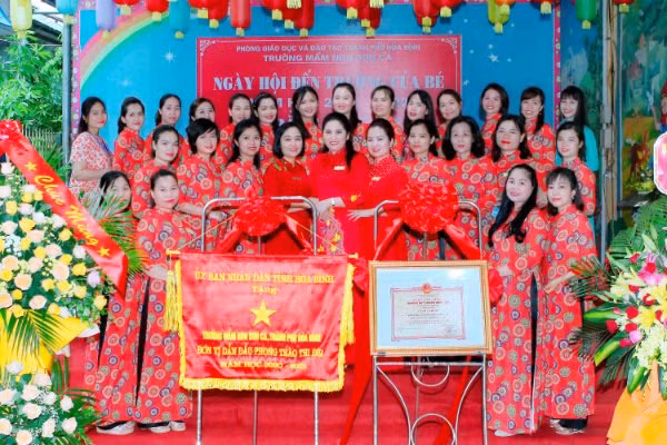 Tập thể cán bộ, giáo viên, nhân viên nhà trường