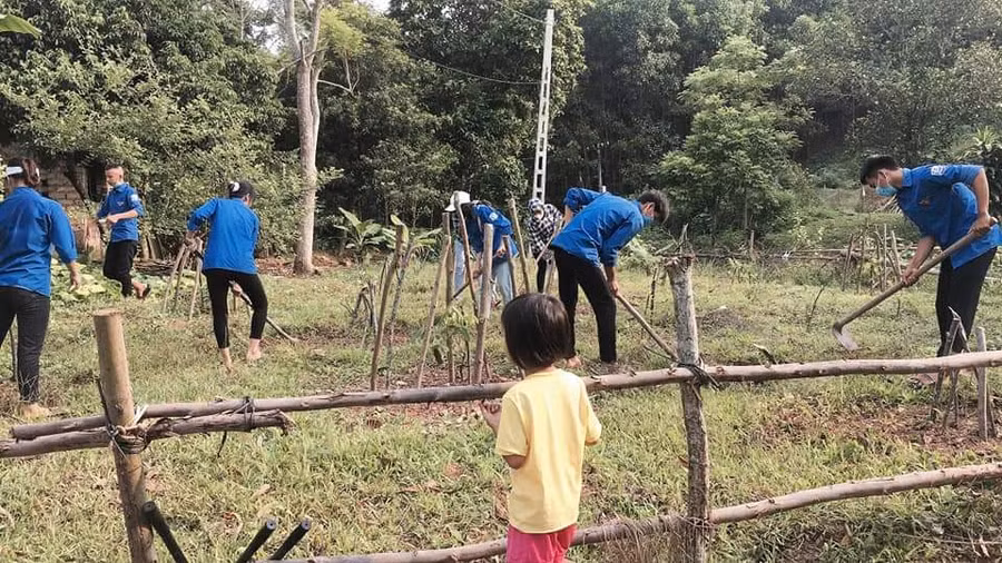 Một buổi lao động giúp đỡ bạn của học sinh THPT Mỏ Trạng.