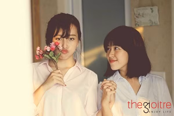 Tuy nhiên, thay vì chọn con đường ca hát, Lê Chi hài lòng với công việcmà mình đang theo đuổi. Hiện tại, cô nàng đang là phóng viên mảng Giải trí của một trang báo điện tử khá nổi tiếng dành cho các chị em công sở.