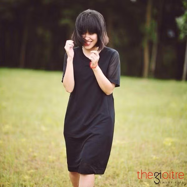 Luôn xuất hiện với phong cách trẻ trung, dễ thương, song Lê Chi cho hay, vì bản thân không có vóc dáng “chuẩn” như nhiều bạn nên không diện được những bộ đồ sexy hay quá đơn giản. Thay vào đó, cô nàng luôn thích chọn đồ gọn gàng nhưng thoải mái và màu sắc tươi vui.