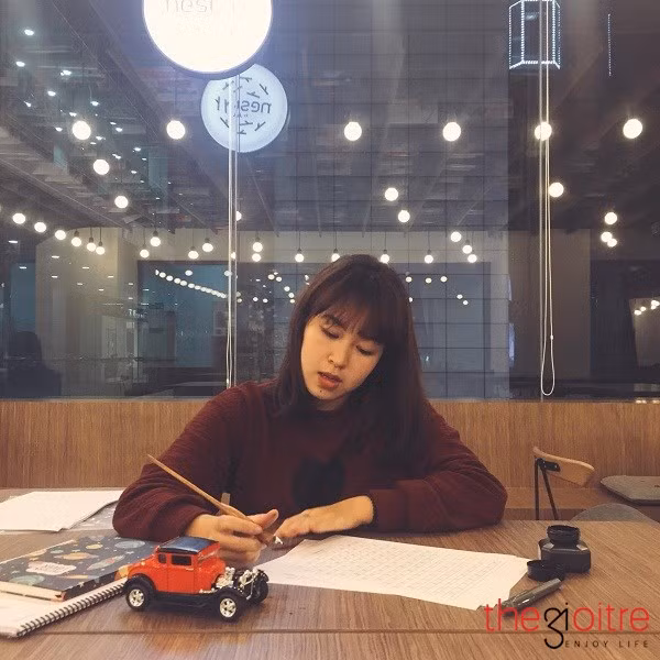 “Cũng có thể một ngày nào đó bản thân sẽ nghĩ khác nhưng trước mắt thì mình không có dự định gì về việc này cả. Chi đang có dự định đi học thêm về ngoại ngữ. Chi thấy mình rất may mắn vì được làm đúng ngành mình được đào tạo ở trường và lại được viết về vấn đề mình yêu thích. Còn việc ca hát chỉ là một niềm vui, sở thích của bản thân mà thôi", Chi nói.