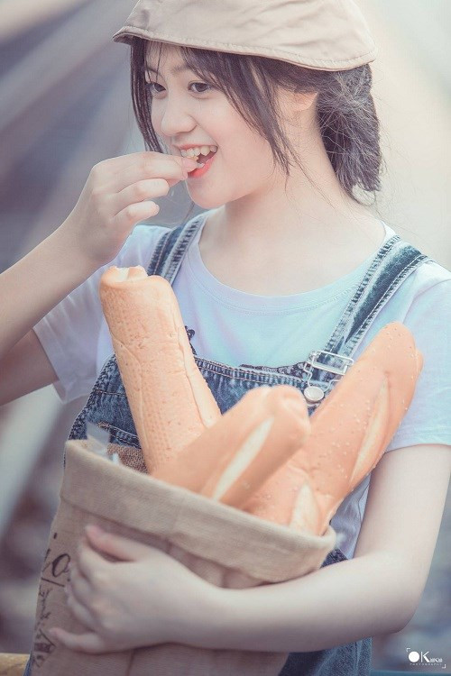 Khác với những cô bán bánh mì dạo thường thấy, ăn mặc giản dị mộc mạc và gương mặt luôn phảng phất chút lo sợ, mệt mỏi vì cuộc sống mưu sinh. Trong bộ ảnh này, 9X xinh đẹp lại hóa thân thành cô gái tay ôm ổ bánh rất đỗi hồn nhiên, khuôn mặt tươi tắn rạng ngời không chút âu lo. Khác với những cô bán bánh mì dạo thường thấy, ăn mặc giản dị mộc mạc và gương mặt luôn phảng phất chút lo sợ, mệt mỏi vì cuộc sống mưu sinh. Trong bộ ảnh này, 9X xinh đẹp lại hóa thân thành cô gái tay ôm ổ bánh rất đỗi hồn nhiên, khuôn mặt tươi tắn rạng ngời không chút âu lo.