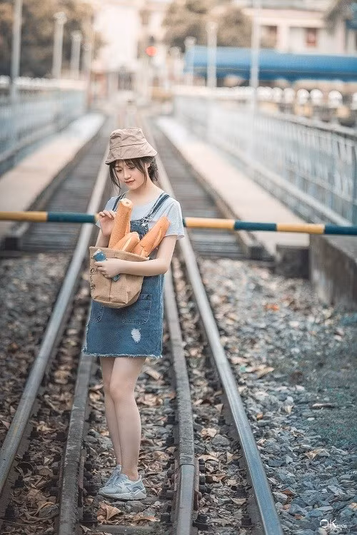 Chiếc Jumpsuit bò và kiểu tóc tết dễ thương khiến người xem liên tưởng đến cô gái bán bánh mì rất "tiểu thư". Đây cũng là điều "lạ" thu hút và được dành tặng nhiều lời khen ngợi.