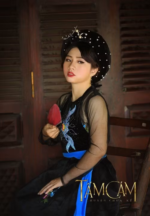 Thanh Thủy cho biết, trang phục của mỗi nhân vật trong bộ ảnh đều do một mình cô đảm nhiệm may vá, từ yếm, khăn đội đầu đính hoa, ngọc trai cẩn trọng tỉ mỉ từng chi tiết. Thanh Thủy cho biết, trang phục của mỗi nhân vật trong bộ ảnh đều do một mình cô đảm nhiệm may vá, từ yếm, khăn đội đầu đính hoa, ngọc trai cẩn trọng tỉ mỉ từng chi tiết.