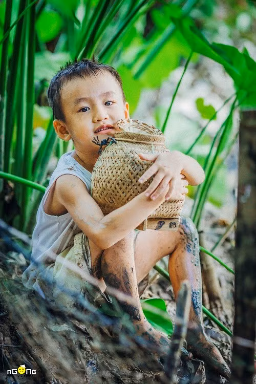 Mới đây, bộ ảnh "Mò ốc" hết sức bình yên và gần gũi được chia sẻ trên diễn đàn nhiếp ảnh nổi tiếng khiến người xem không ngừng thổn thức, mong muốn được quay ngược lại thời gian trở về với tuổi thơ.