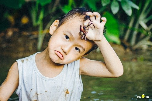 Trở về tuổi thơ qua bộ ảnh “Mò ốc” mộc mạc của cậu bé miền Tây