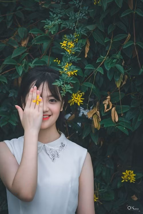 Dù lợi thế về ngoại hình và khuôn mặt ấn tượng Khánh Linh cũng được nhận lời mời chụp ảnh nhưng cô gái từ chối để dành thời gian tập trung cho việc học, nhất là thời điểm cuối cấp 3 rộn ràng mùa thi cử.