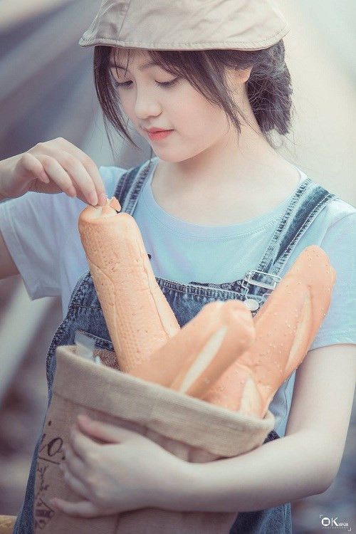 Được biết, bộ ảnh lấy bối cảnh tại Cửa khẩu quốc tế Lào Cai. Hình ảnh cô gái bên đường ray dễ thương và được dân mạng nhìn mặt đặt tên "hot girl bán bánh mì". Được biết, bộ ảnh lấy bối cảnh tại Cửa khẩu quốc tế Lào Cai. Hình ảnh cô gái bên đường ray dễ thương và được dân mạng nhìn mặt đặt tên "hot girl bán bánh mì".