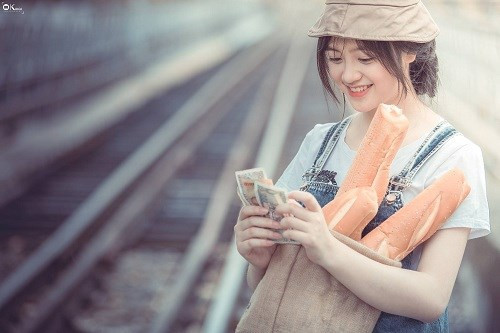 Theo tìm hiểu, cô gái bán bánh mì xinh đẹp trong bộ ảnh gây sốt tên thật là Lê Nguyễn Khánh Linh (sinh năm 1999, quê Lào Cai). Theo tìm hiểu, cô gái bán bánh mì xinh đẹp trong bộ ảnh gây sốt tên thật là Lê Nguyễn Khánh Linh (sinh năm 1999, quê Lào Cai).