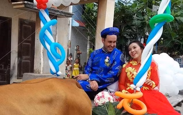 Chu re ngoai quoc ruoc dau bang xe bo o Binh Thuan hinh anh 1