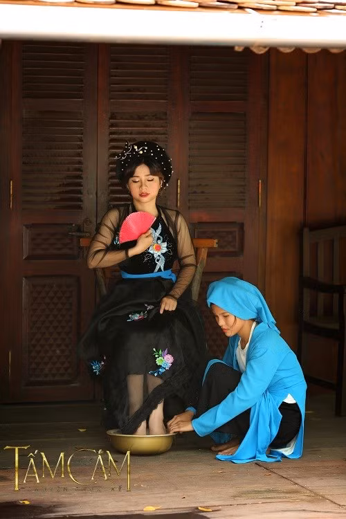 Cô gái còn cho biết thêm: "Tấm Cám ngày xưa mình đã đọc và xem rất mộc mạc và giản dị, đơn sắc nhưng khi xem trailer bộ phim "Tấm Cám - Chuyện chưa kể" gần được phát sóng lần này lại được thiết kế trong trang phục rực rỡ, nhiều màu sắc và mình đã mạnh dạn may trang phục i như trong bộ phim này". Cô gái còn cho biết thêm: "Tấm Cám ngày xưa mình đã đọc và xem rất mộc mạc và giản dị, đơn sắc nhưng khi xem trailer bộ phim "Tấm Cám - Chuyện chưa kể" gần được phát sóng lần này lại được thiết kế trong trang phục rực rỡ, nhiều màu sắc và mình đã mạnh dạn may trang phục i như trong bộ phim này".